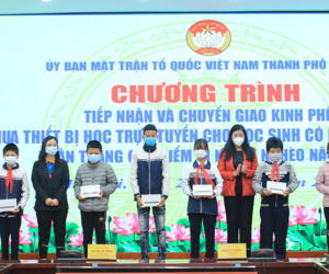 Tiếp nhận và chuyển giao kinh phí hỗ trợ mua thiết bị học trực tuyến cho học sinh khó khăn