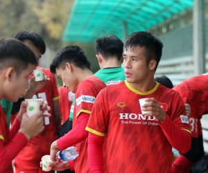 Thầy trò HLV Park Hang dùng tuyệt chiêu để chống rét ở Kyrgyzstan