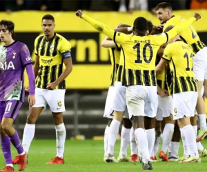 Gục ngã trước siêu phẩm, Tottenham nguy cơ sớm chia tay Conference League