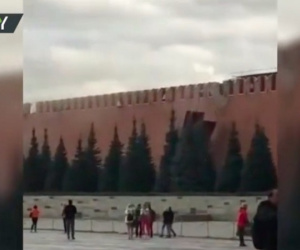Gió lớn gây hỗn loạn ở Moscow, gây hư hại tường Điện Kremlin