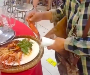 Xôn xao clip bà bán vé số vào đám cưới 'lấy' đồ ăn đem về, hành động của người quay clip gây bất ngờ