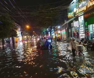 Chiều cuối tuần Sài Gòn mưa lớn, nhiều nơi ngập nặng