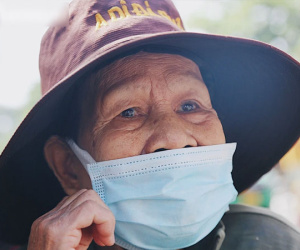 Người bán vé số bật khóc khi lại được mưu sinh sau 4 tháng ở nhà: 'Ngoại không sợ đói nữa rồi con ơi'