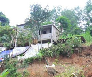 Núi nứt toác hình vòng cung, doạ sập vùi lấp hàng chục hộ dân