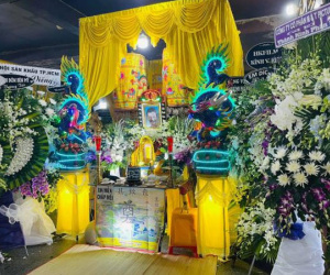 Tang lễ của đạo diễn Trần Cảnh Đôn: Bà xã gắng gượng tiếp đón đồng nghiệp, hai con buồn bã đáp lễ mọi người