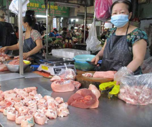 Giá heo hơi xuống đáy, giá thịt heo 'trên trời'