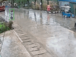 Mất lái do đường trơn, xe tải trượt ngang gây thiệt hại kép