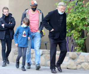 Lộ ảnh tài tử Alec Baldwin đến thăm gia đình nữ đạo diễn ông vừa bắn chết, hành động với người chồng khiến bao người bật khóc