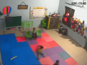 Bé gái mầm non bị bạn học đánh, đạp dã man suốt 4 phút ngay trong lớp học