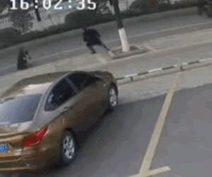 Video: Cướp ví ngay trước mặt cảnh sát, người đàn ông nhận kết đắng