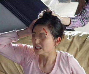 Ngày đầu tiên ra tù, người chồng nhìn thấy dáng đi bất thường của vợ liền thẳng tay tát mạnh