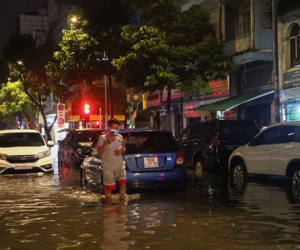 Ảnh: Quận 1 ngập nặng sau mưa lớn, 'xế hộp' Audi, BMW 'bồng bềnh' trên phố