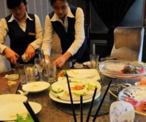 Tại sao đồ ăn thừa trong nhà hàng có rất nhiều nhưng lại không cho phép người phục vụ ăn?