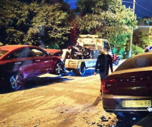 Hà Nội: Kinh hoàng pha đối đầu của 2 ô tô hất văng người chạy xe máy bay thẳng xuống chân đê