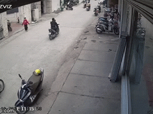 Video: Bất ngờ chạy sang đường, bé trai bị xe đạp điện tông trúng văng ra xa