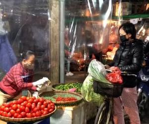 Chợ Long Biên vắng vẻ những ngày đầu hoạt động trở lại
