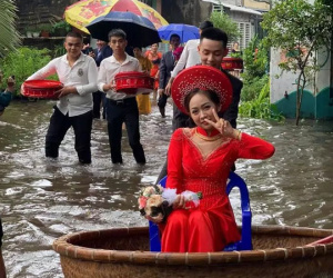 Ngồi thuyền thúng về nhà chồng ngày mưa lũ, cô dâu hớn hở như được mùa còn hàng xóm xung quanh thi nhau lội nước ra xem