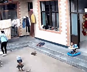 Pha cứu nguy kịp thời của bà mẹ khi em bé ngã từ trong nhà xuống sân