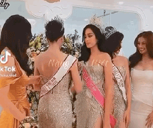 Netizen tranh cãi clip Đỗ Thị Hà xô đẩy Á hậu Phương Anh và chiếm ống kính sự kiện, ai dè 'quay xe' ngay khi biết sự thật