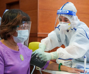 Vì sao tuyệt đối không nên uống trà đặc, tự ý uống thuốc sau tiêm vacine Covid-19?