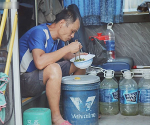 Tài xế, tiếp viên không tiền lấy xe buýt làm nhà suốt mùa dịch: '4 tháng qua chú không có việc gì, chú chỉ ngồi đợi thôi'