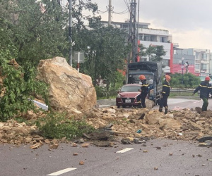 3 người đi xe máy chạy không kịp, khối đất đá núi Bà Hoả rơi trúng người
