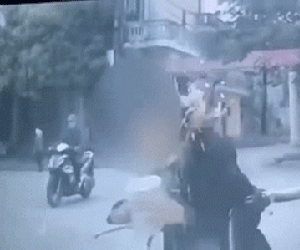 Vừa đi xe đạp điện vừa uống trà sữa, cô cái nhận về cái kết khiến nhiều người lắc đầu ngán ngẩm