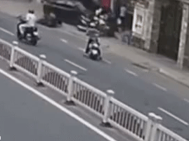Clip: Kinh hoàng khoảnh khắc ô tô mất phanh hất tung hàng loạt xe máy khiến nhiều người bị thương nặng