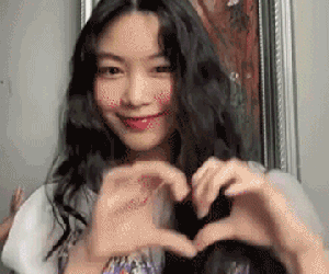 Clip 18 giây của ái nữ nhà MC Quyền Linh gây sốc vì visual đỉnh không kém chị gái dù mới 13 tuổi
