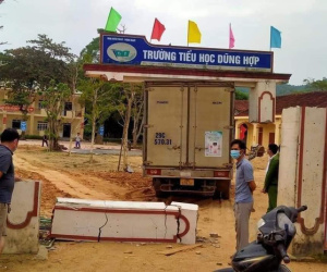 Xe tải va trúng mái cổng trường tiểu học, phát hiện cổng trụ không lõi thép