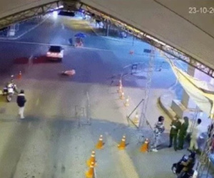 Bắt giữ đối tượng say rượu, dùng ma túy, lái xe tông trực diện vào cảnh sát để 'thông chốt' kiểm dịch