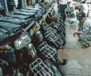 Mẫu xe máy từng có giá ngang 10 cây vàng, tương đương 1 mẫu đất nông nghiệp, CĐM hoài niệm một thời khi nhìn thấy