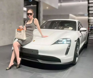 Vừa được tặng xế hộp, Đoàn Di Băng khoe tậu thêm Rolls Royce