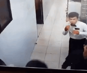 Nhân viên nhà hàng 'làm màu' bê cả tá bát đĩa cùng một lúc, 3 giây sau thảm họa xảy ra, xem cảnh này sếp không cho nghỉ việc mới lạ