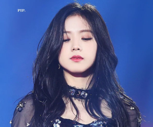 Jisoo từng suốt ngày đeo choker tới phát ngốt, soi vào mới hiểu lý do ẩn giấu