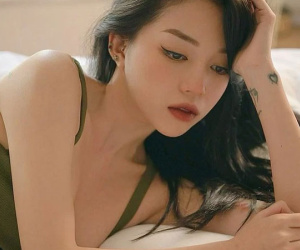 Linh Ngọc Đàm gây sốc với series ảnh bốc lửa nhưng bị soi được vòng 1 'lúc chìm lúc nổi', netizen: 'Có tình yêu cái khác hẳn luôn!'