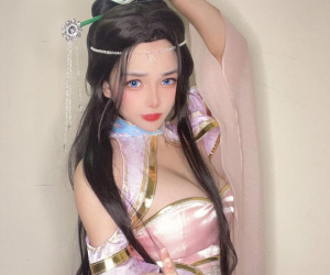 'Thiên thần' Mimi Chan sau 5 năm nổi tiếng: Ngày càng xinh đẹp, tự tin diện những bộ đồ sexy dù có gây nhiều tranh cãi