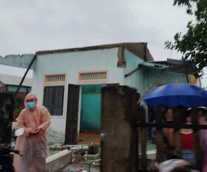 Lốc xoáy hất văng mái tôn nhiều nhà dân, quật đổ trụ điện ở Đà Nẵng