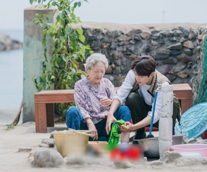 Nhân viên Hometown Cha-Cha-Cha bóc phốt Kim Seon Ho: 'Hành' ekip, thái độ lồi lõm với cả 'người bà quốc dân' Kim Young Ok