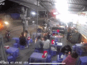 Video: Đạp nhầm chân ga, ô tô lao thẳng vào quán ăn bên đường, san bằng mọi thứ