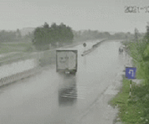 Khoảnh khắc kinh hoàng: Đang dắt bộ xe máy trên quốc lộ, người đàn ông bị xe đông lạnh tông chết
