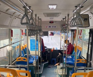 Bất ngờ cảnh khách vắng, bến đìu hiu sau thời gian xe buýt Hà Nội hoạt động trở lại