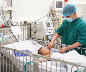 Bé trai 20 tháng tuổi hoại tử bộ phận sinh dục vì sai sót của người lớn