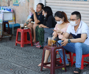 Cận cảnh 'tưng bừng' hàng quán ở TP HCM ngày đầu phục vụ khách tại chỗ