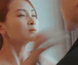 Huyền Trang bị Thanh Sơn đẩy đập vào tường vì cưỡng hôn mạnh bạo