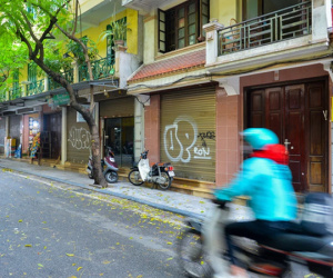 Ảnh: Nhiều cửa hàng ở con phố sầm uất nhất Hà Nội vẫn "ngủ đông", có nơi thành khu tập kết phế liệu