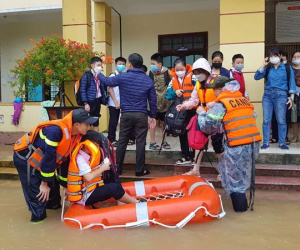 Lũ bất ngờ ập vào trường học, phải 'giải cứu' học sinh