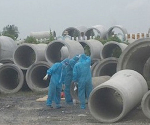 Thi thể nam giới đang phân hủy trong bãi tập kết ống cống