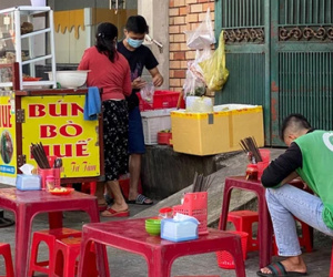 Sài Gòn sáng 28/10: Khách đi ăn sáng phải quay xe vì một lý do, shipper vừa cười vừa mếu vì không biết nên làm gì hôm nay