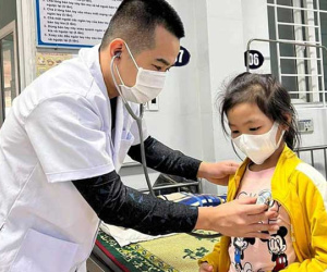 Bé gái 8 tuổi bị sốc phản vệ sau khi ăn mì tôm